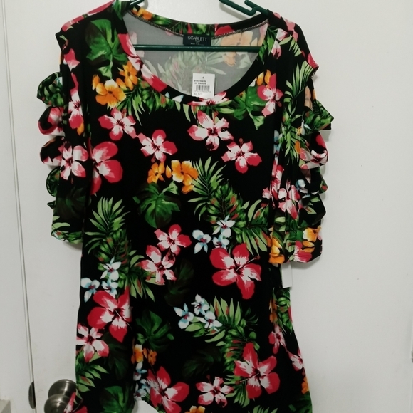 Scarlett Tops - Scarlett floral 1/2 sleeve Pull lover Shirt. Peek a boo arms